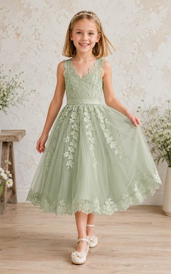 Salbeigrünes, teelanges A-Linien-Kleid aus Tüllspitze mit Muschelkanten, V-Ausschnitt und floralen Applikationen für Blumenmädchen