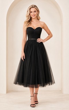 Schwarzes, trägerloses Cocktailkleid aus Tüll mit Herzausschnitt und Teelänge, perfekt für den Abschlussball