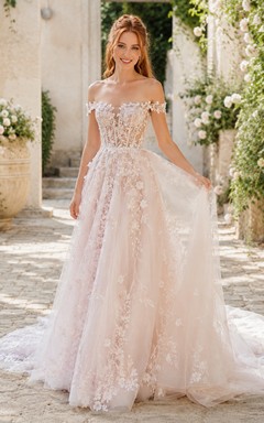 Robe de mariée enchanteresse en dentelle et tulle, épaules dénudées, manches courtes, coupe trapèze, traîne chapelle, applications florales, inspirée par Lakeside Bridal