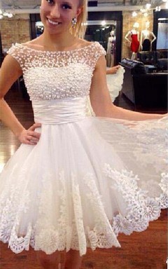 Robe de mariée d'été vintage à manches courtes et col transparent, ornée d'appliqués, idéale pour la plage.
