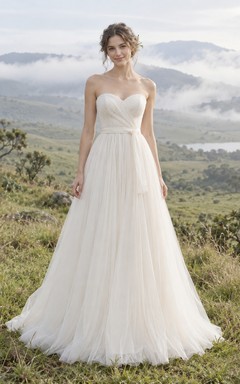 Schlichtes, trägerloses, bodenlanges A-Linien-Brautkleid mit Herzausschnitt und Schärpe aus Tüll für eine Gartenhochzeit