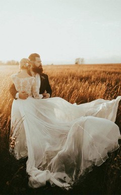 Schlichtes, ländlich anmutendes, langärmeliges Empire-Kleid aus Spitze und Tüll