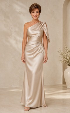 Champagnerfarbenes, einseitig schulterfreies Satin-Kleid für Mütter mit drapierten Ärmeln