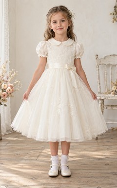 Vestido de niña de flores vintage color marfil, corte en A, tul, mangas abullonadas, corpiño de encaje y cuello Peter Pan, largo hasta la rodilla.