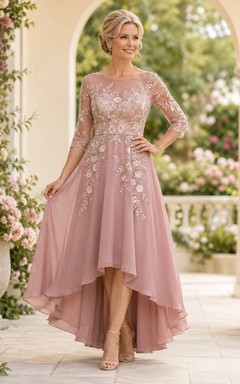 Luxuriöses, a-Linien-Kleid in Altrosa für die Mutter der Braut aus Tüll mit Illusionsausschnitt, U-Boot-Ausschnitt, Dreiviertelärmeln und floraler Stickerei.