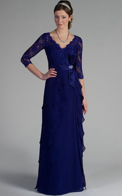 Etuikleid mit 3-4 Ärmeln, bodenlang, V-Ausschnitt, drapierter Spitze und Chiffon, passend zur Brautmutter, mit Brosche