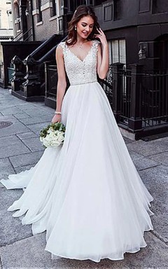 Robe de mariée de bal sans manches à col en V et coupe trapèze, ornée d'un haut perlé