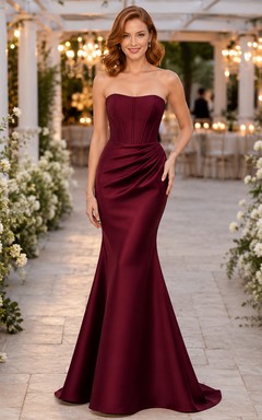Vestido formal de fiesta de satén burdeos sin tirantes con corsé y falda de sirena.