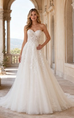Robe de mariée classique en dentelle et tulle, bustier cœur, coupe trapèze, traîne chapelle, applications florales, fermeture éclair au dos