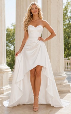 Robe de mariée simple, bustier cœur froncé en satin, traîne asymétrique.