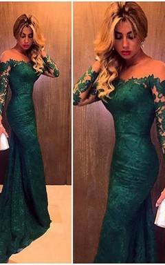 Vestido largo de sirena con mangas de encaje y hombros descubiertos