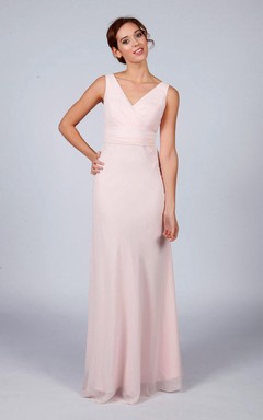 Vestido largo de gasa con escote en V y espalda en V, corte en A, color rosa empolvado.