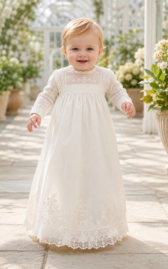 Elfenbeinfarbenes, langärmeliges Taufkleid mit Spitzeneinsatz für Jungen