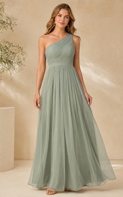 Vestido largo de gasa verde salvia, sin mangas, de corte A y con un solo hombro.