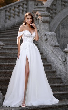 Vestido de novia de corte A con escote corazón, hombros descubiertos y abertura frontal, de encaje y estilo princesa.