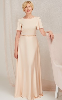 Schlichtes, bodenlanges A-Linien-Kleid aus Satin mit U-Boot-Ausschnitt und Perlenstickerei für die Mutter der Braut.