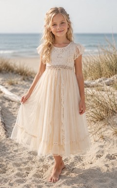 Vestido de niña de las flores, color marfil, encaje, tul, corte en A, cuello joya, largo hasta la rodilla.