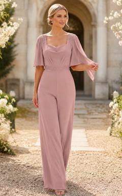 Combinaison de baptême en mousseline rose poudré à col bénitier, manches courtes volantées et jambes larges