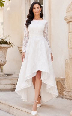 Vestido formal blanco modesto de encaje con escote barco asimétrico y manga larga, estilo juzgado.