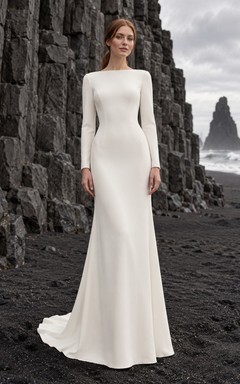 Vestido de novia de crepé de manga larga con escote barco y espalda abotonada.
