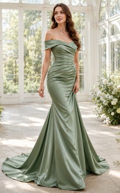 Robe de mariée sirène en satin drapé, épaules dénudées, traîne chapelle, couleur sauge