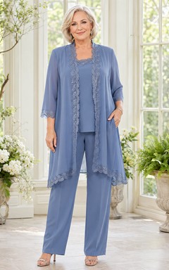 Dreiteiliger Hosenanzug in Übergröße aus schieferblauer Spitze mit Rundhalsausschnitt und Dreiviertelärmeln, elegantem Schnitt und langem Blazer