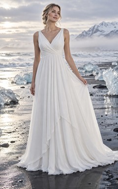 Sencillo vestido de novia de corte A sin mangas en georgette con escote en V fruncido y falda superpuesta.
