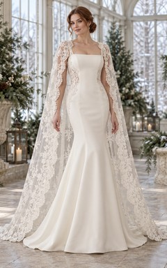 Vestido de novia de satén con capa de encaje festoneada, cuello cuadrado y escote cuadrado, sin mangas, estilo sirena.