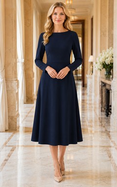 Robe bleu marine à manches longues, coupe bateau et longueur thé.