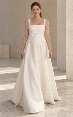 Robe de mariée trapèze en satin, sans manches, col carré et nœud empire, coupe simple.