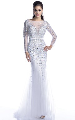 Vestido de fiesta de tul de manga larga con corte trompeta, espalda con abertura y brillantes pedrería.