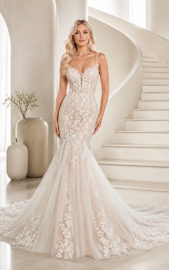 Robe de mariée sirène en dentelle florale sans manches à décolleté plongeant et traîne chapelle