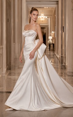 Trägerloses, herzförmiges Brautkleid aus drapiertem Satin mit Schleife und moderner Kapellenschleppe