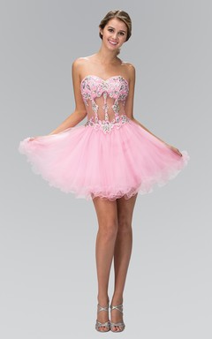 Robe courte trapèze à décolleté cœur sans manches en tulle illusion ornée de perles et de volants