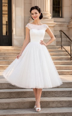 Vestido de novia civil vintage de corte A con escote barco y mangas cortas de tul, largo hasta la rodilla