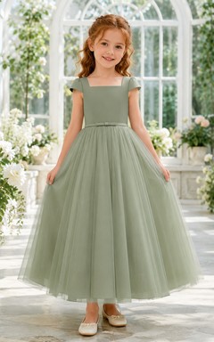 Robe de demoiselle d'honneur sans manches en tulle sauge, coupe trapèze, encolure carrée et jupe mi-longue à plis souples.