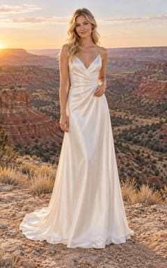 Vestido de novia sencillo de corte A, largo hasta el suelo, con corpiño cruzado, escote en V, sin mangas y drapeado en charmeuse.