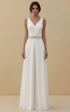 Elegante mono de novia con escote en V, pantalón de pierna ancha y cinturilla de encaje.