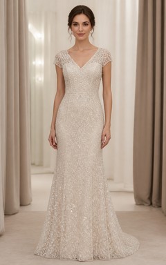 Vestido de novia modesto estilo sirena con escote en V, mangas cortas y cola de encaje.