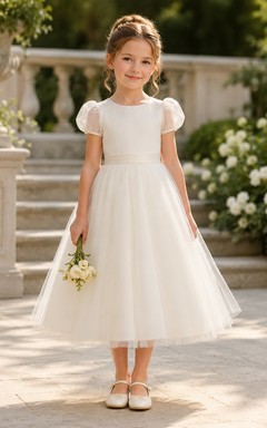 Vestido de niña de flores moderno y elegante color marfil con lazo en la espalda, corte en A, mangas cortas, cuello redondo y falda hasta la rodilla.