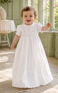 Weißes, mit Kreuz besticktes Taufkleid mit Puffärmeln für Jungen