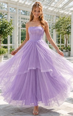 Vestido de gala formal de tul escalonado, sin tirantes, con escote corazón y corpiño palabra de honor color lavanda.