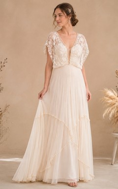 Romantisches Brautkleid aus Spitze mit V-Ausschnitt, flatternden Ärmeln, gestuftem Tüllrock in A-Linie und bodenlanger Schleppe
