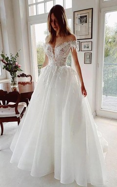 Adorable vestido de novia de corte A con tul, escote Bardot y encaje.