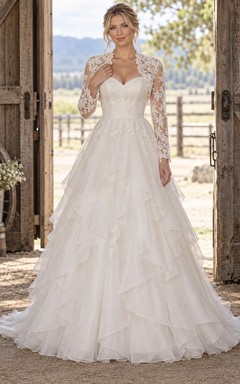 Ländlich-boho Brautkleid in A-Linie mit herzförmigem Herzausschnitt, langärmeligem Spitzenbolero und fließenden Organza-Lagen
