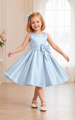 Robe de demoiselle d'honneur bleu ciel en satin, coupe trapèze, sans manches, ornée d'appliqués floraux, d'un nœud et de plis.