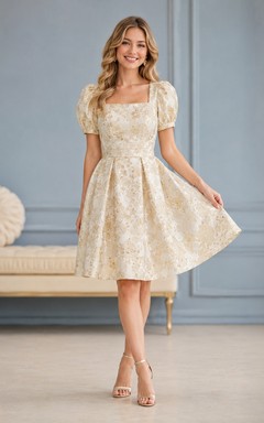 Robe de jardin courte en mousseline à fleurs, coupe trapèze, longueur genou, col carré et manches courtes, style petite taille.