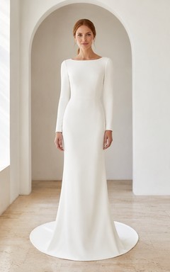Robe de mariée fourreau à manches longues et traîne, style sobre et élégante.