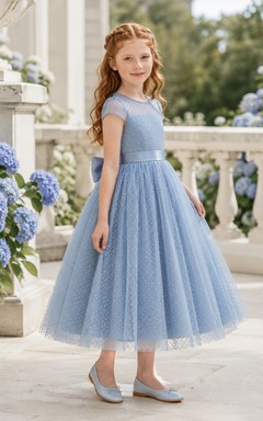 Robe de demoiselle d'honneur mi-longue en tulle bleu acier à pois suisses, col bijou, manches courtes et nœud dans le dos