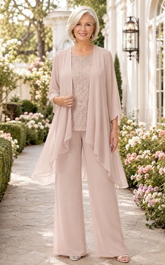 Romantischer, bodenlanger Chiffon-Hosenanzug in zartem Rosa mit weitem Bein, asymmetrischem Wasserfallkragen und floralem Spitzenoberteil mit Rundhalsausschnitt – perfekt für die Mutter der Braut.